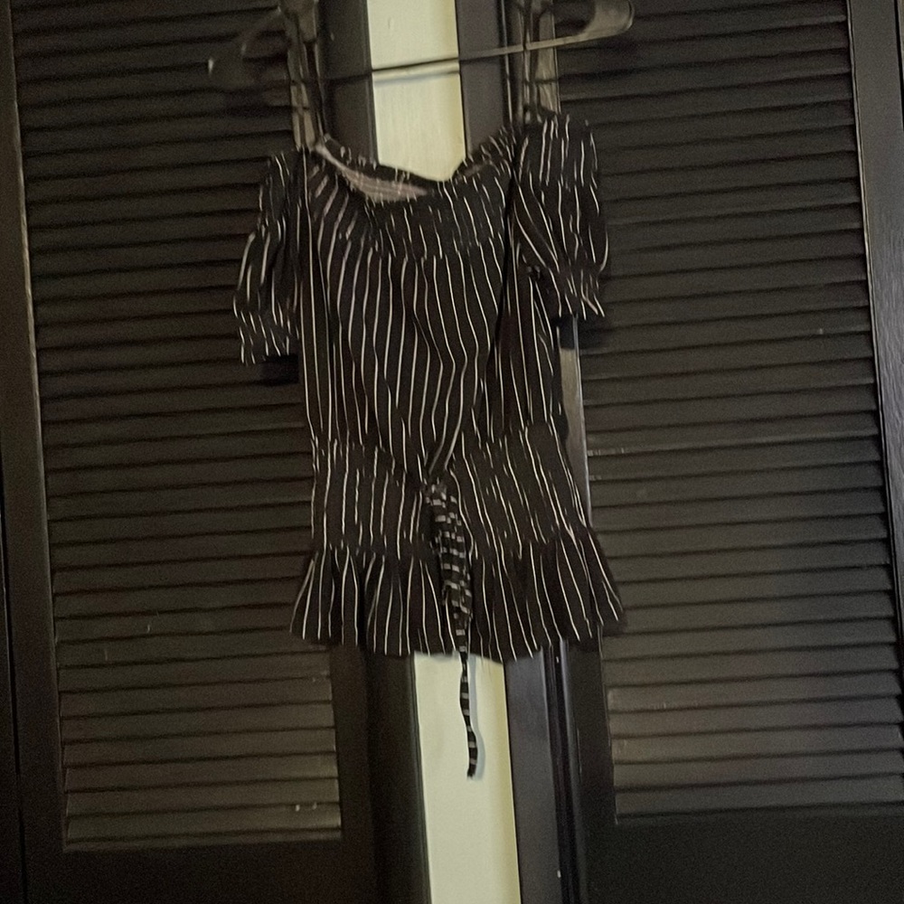 Size S sweet wanderer off the shoulders blouse with sinch detail